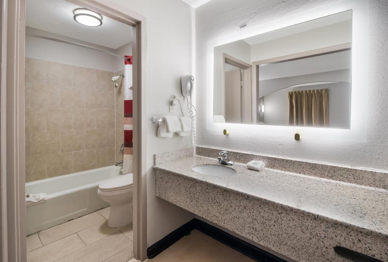 Red Roof Inn & Suites Jackson, Tn Buitenkant foto