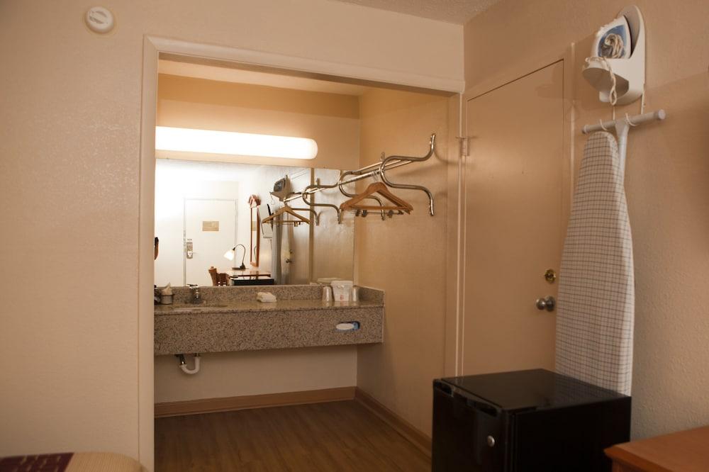 Red Roof Inn & Suites Jackson, Tn Buitenkant foto